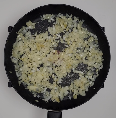 Moroccan Rfissa Preparation Instructions - Step 1: Sautéing Onion and Garlic